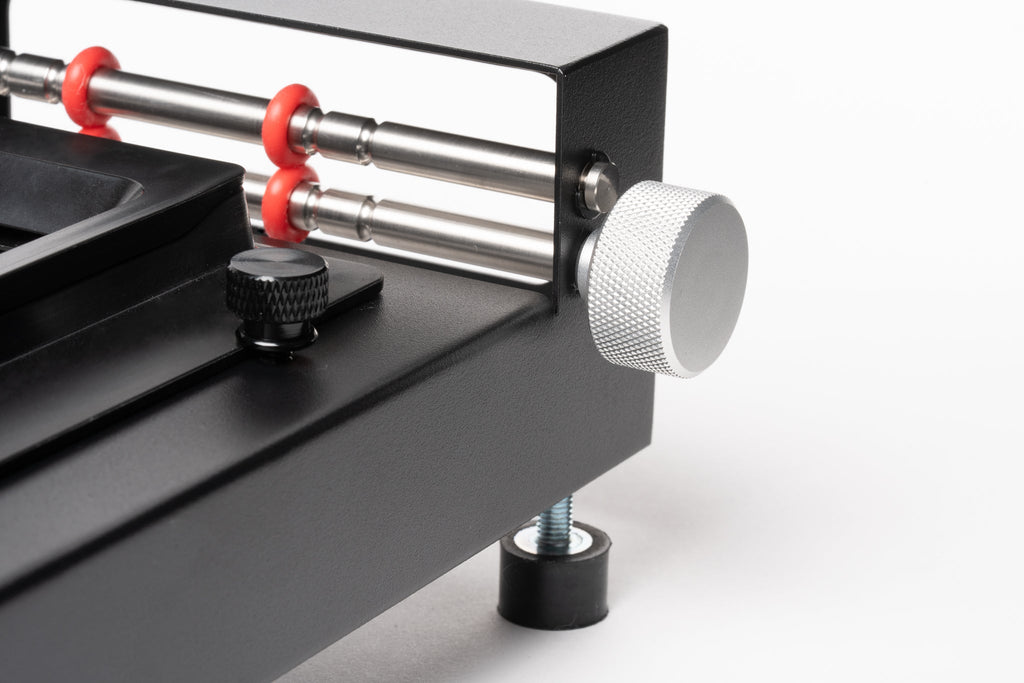 VALOI Advancer v2 close-up of a knob on a white background.